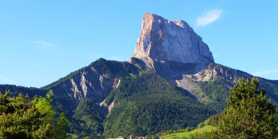Plateau du Trièves et Mont Aiguille en fond