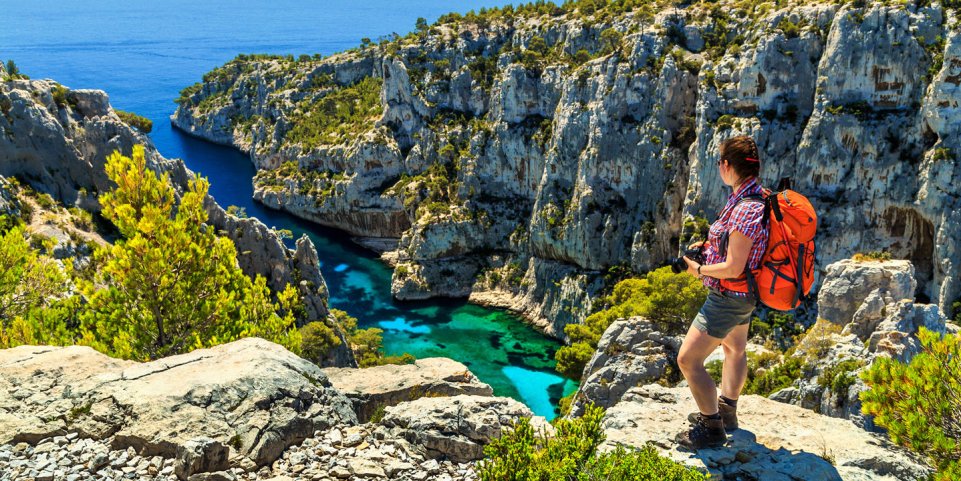 Jeune fille randonnant dans les calanques de Marseille
