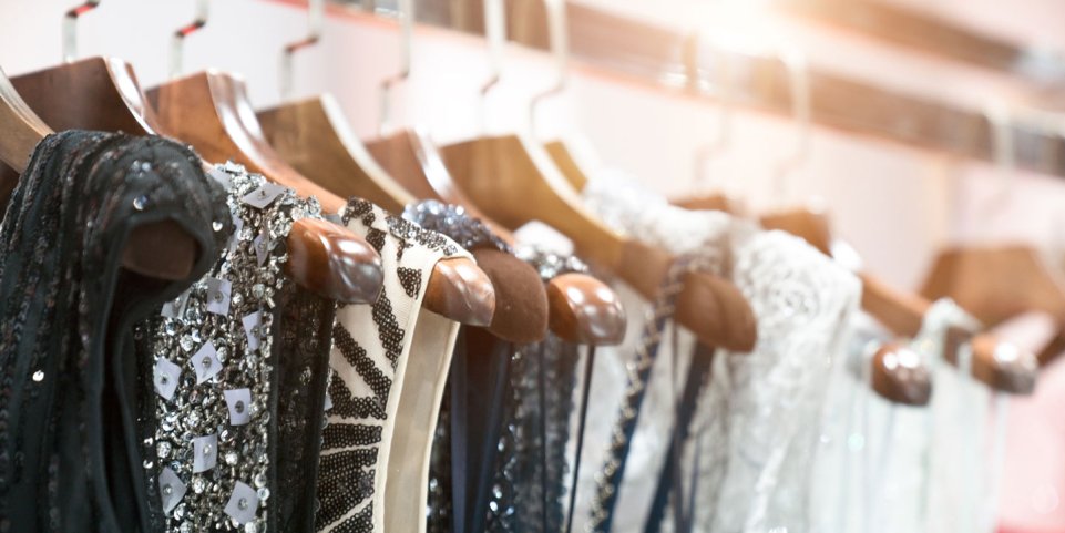 Robes sur des cintres dans une boutique