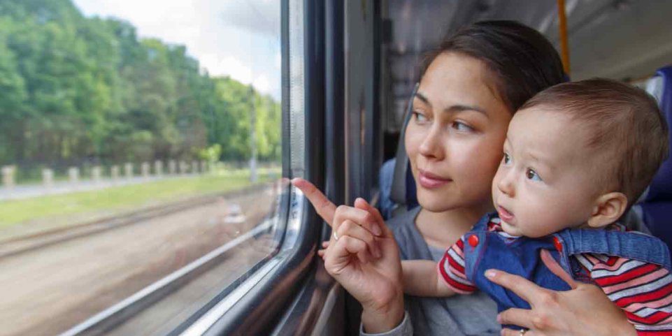 mere enfant dans le train 