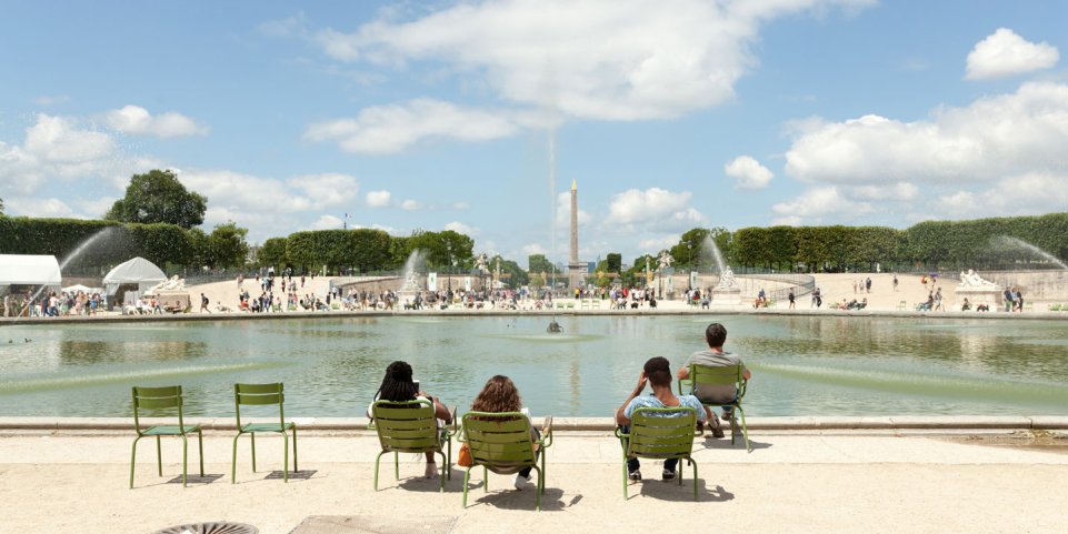 groupe de personnes en pause détente dans le jardin des tuileries 