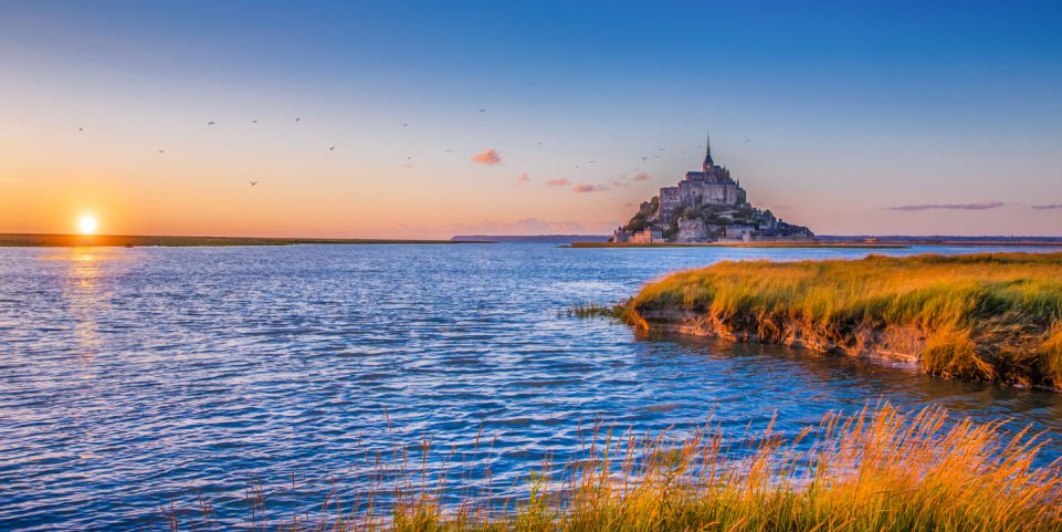 Le Mont-Saint-Michel au coucher du soleil