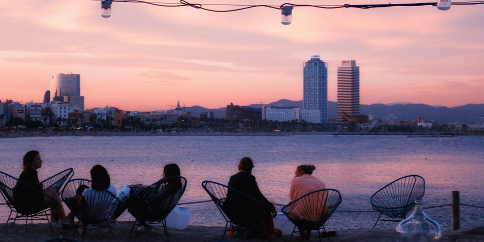 amis sur la plage à Barcelone après la fête