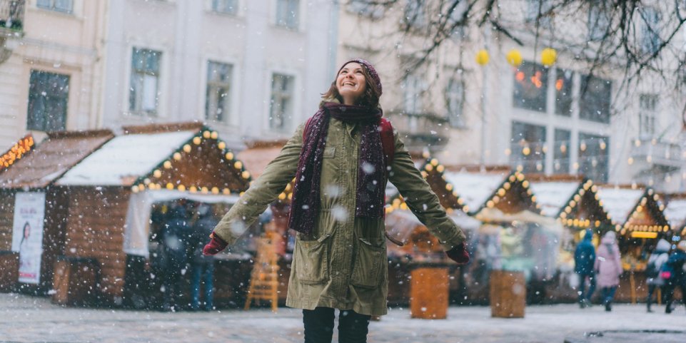 Une femme au marché de Noël de Bordeaux