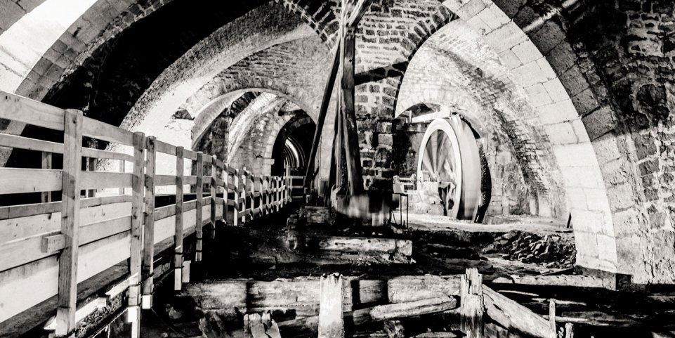 Photo ancienne de l'intérieur des salines de Salins-les-Bains