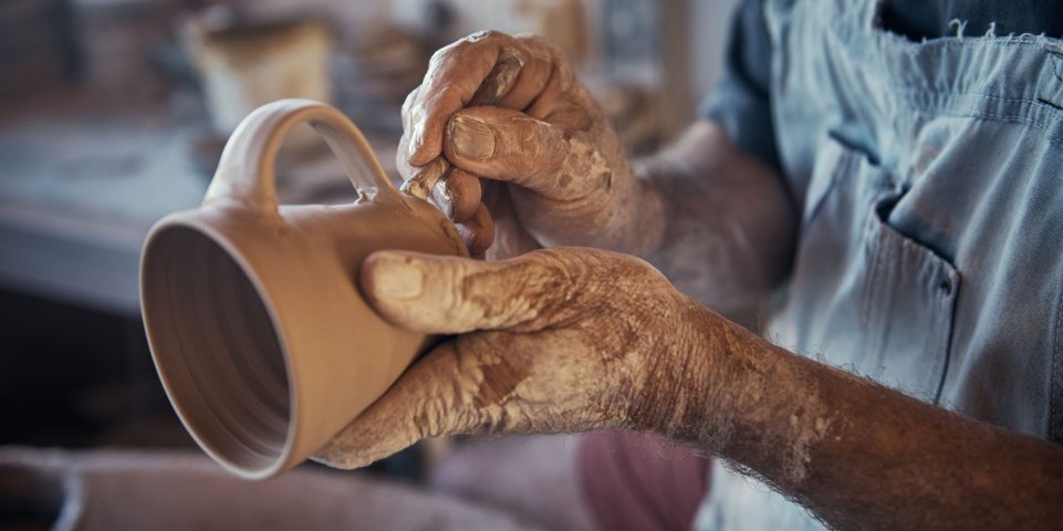 Un artisan céramiste