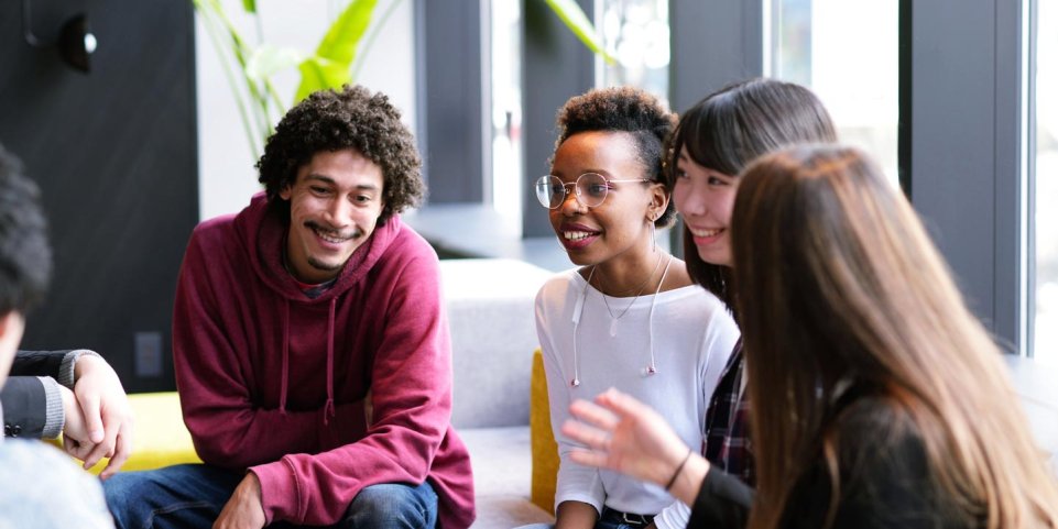Jeunes en brainstorming