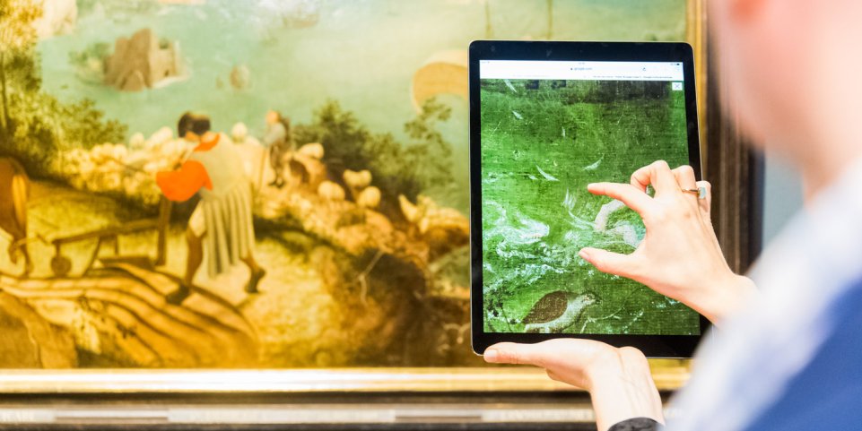 Zoom sur une tablette pour voir les détails d'un tableau de Brugel - Exposition Bruxelle