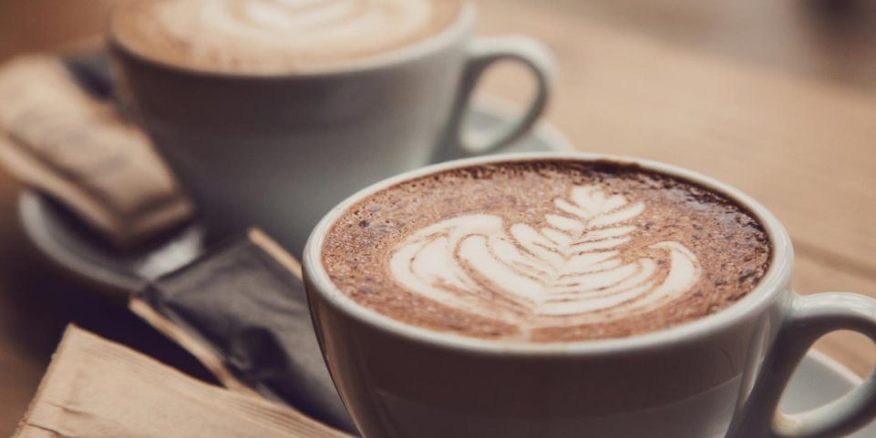 Boire un délicieux cappucino