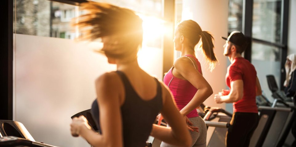 Courir à la salle de sport entre amis