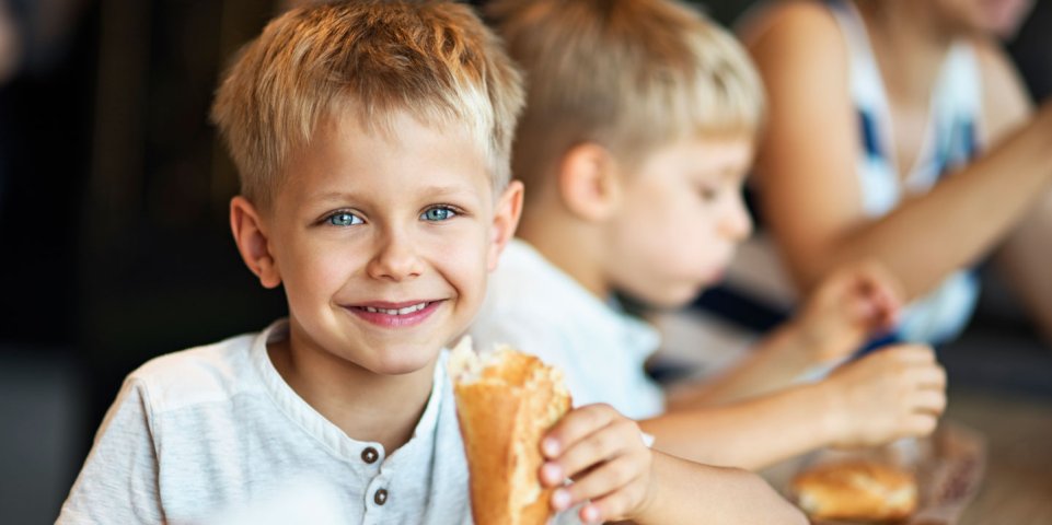 Enfant mangeant son pic-nic