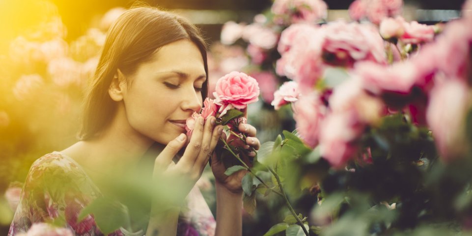 Femme sentant une rose