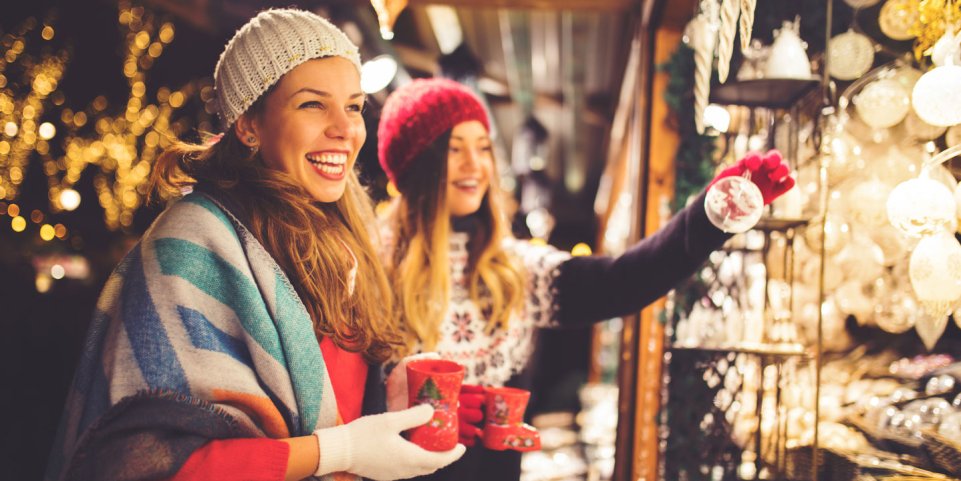 Deux femmes sur un marché de Noël