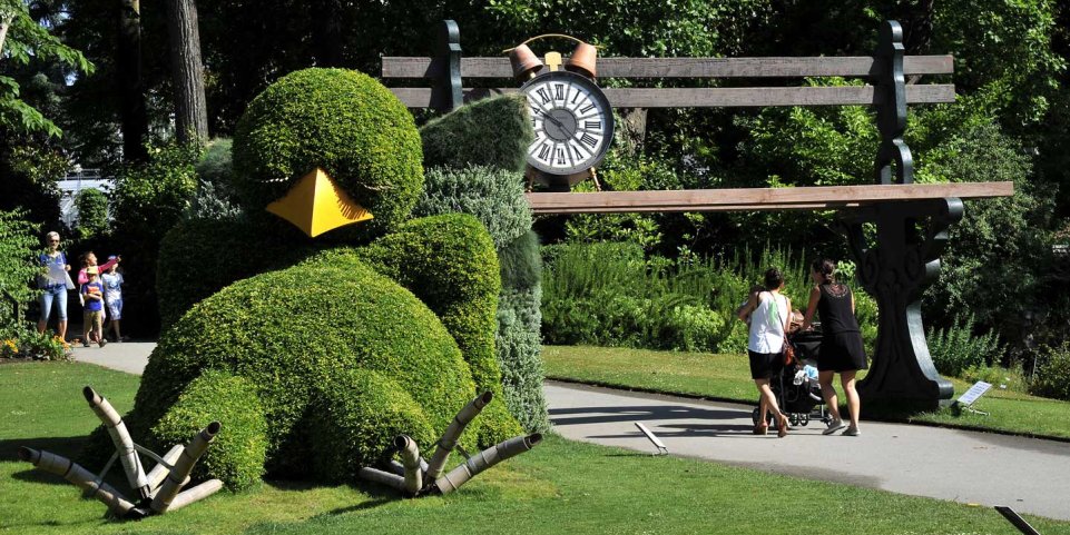 Un poussin et un banc géants au Jardin des Plantes de Nantes