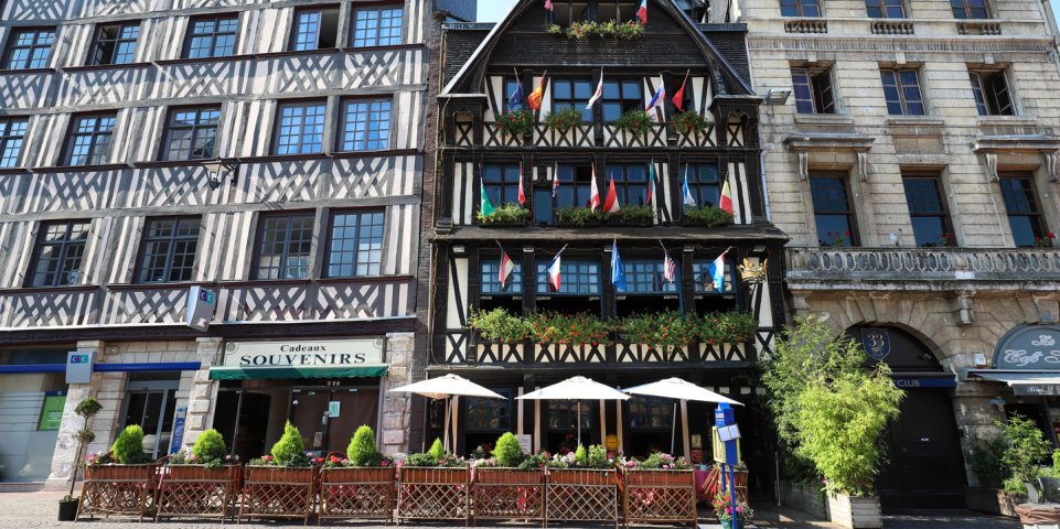 Façade et terrasse du restaurant La Couronne à Rouen