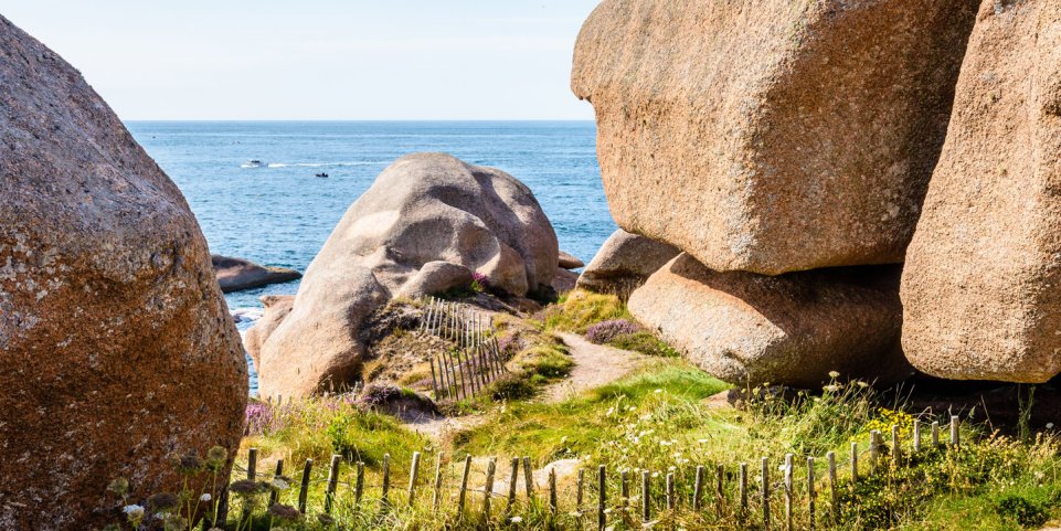 Un sentier sur la côte de Granit Rose à Ploumanach