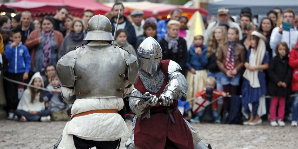 Combat de chevaliers pendant une fête médiévale