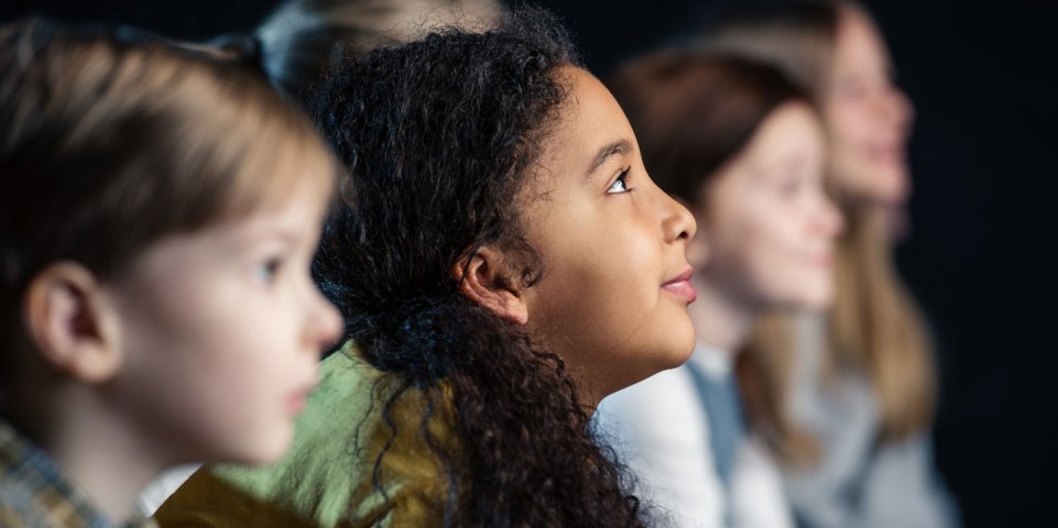 Enfants attentifs qui écoutent