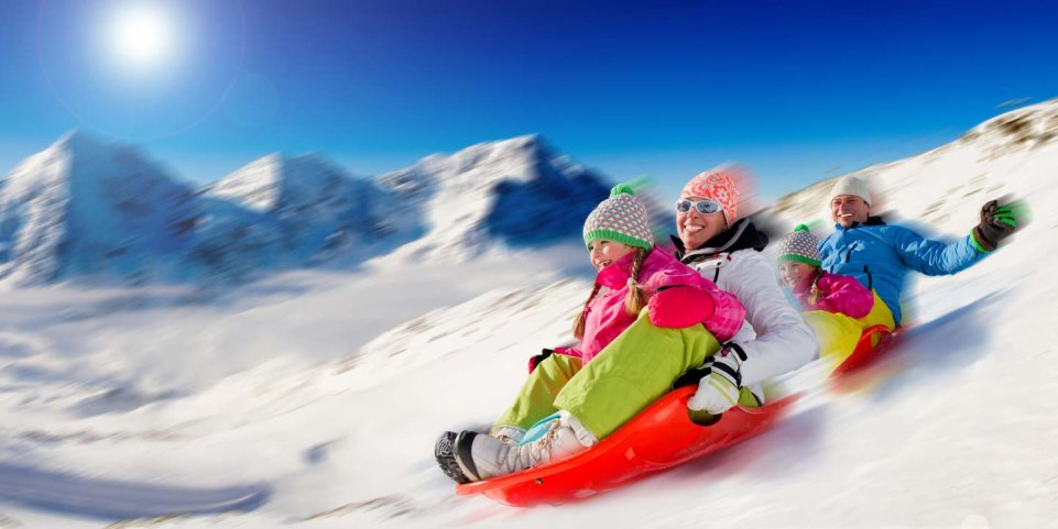 luge en famille hiver