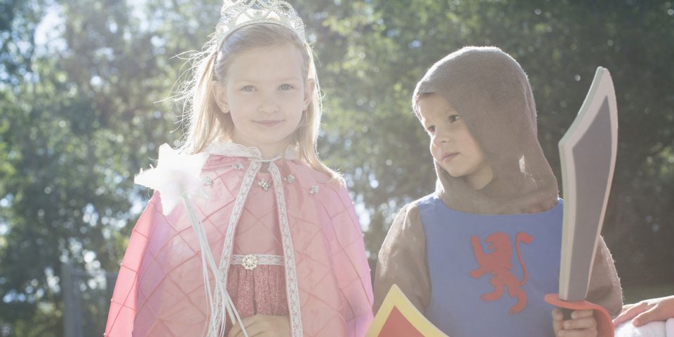 enfants déguisés princesses et chevaliers