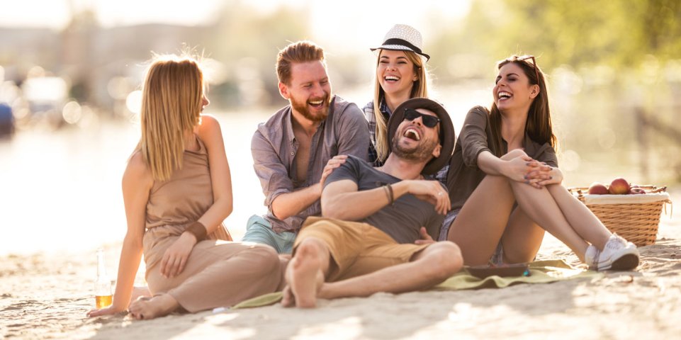 Amis sur une plage en été