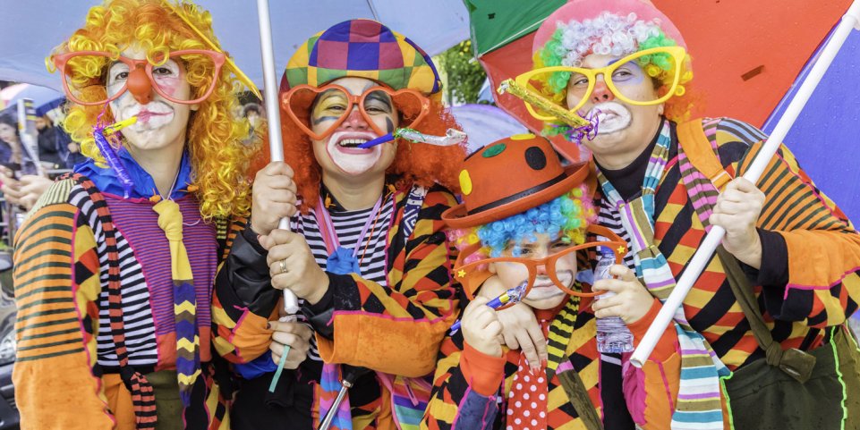Quatre enfants déguisés pour le carnaval