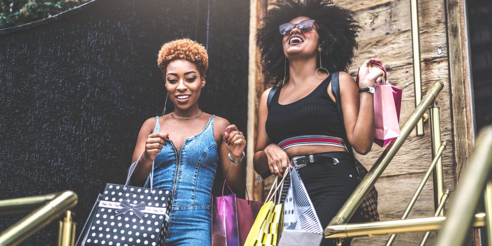 Deux amies en plein shopping