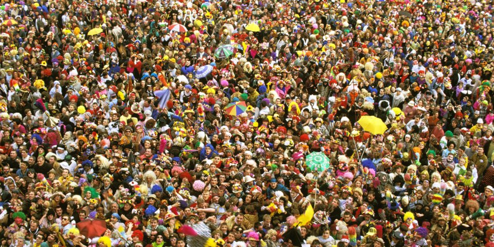 Foule au carnaval de Dunkerque pour le lancer de hareng 