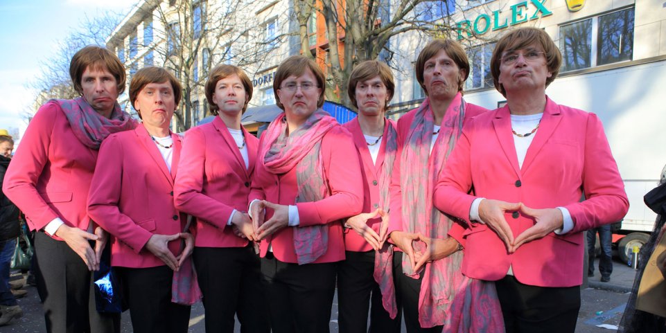 Des hommes déguisés en Angela Merkel au Carnaval de Düsseldorf