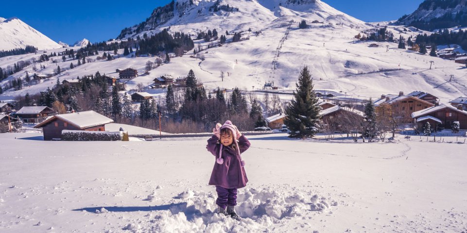 Enfant sur la neige au Grand Bornand