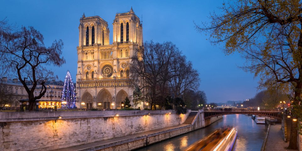 Notre-Dame de Paris et les quais de Seine de nuit