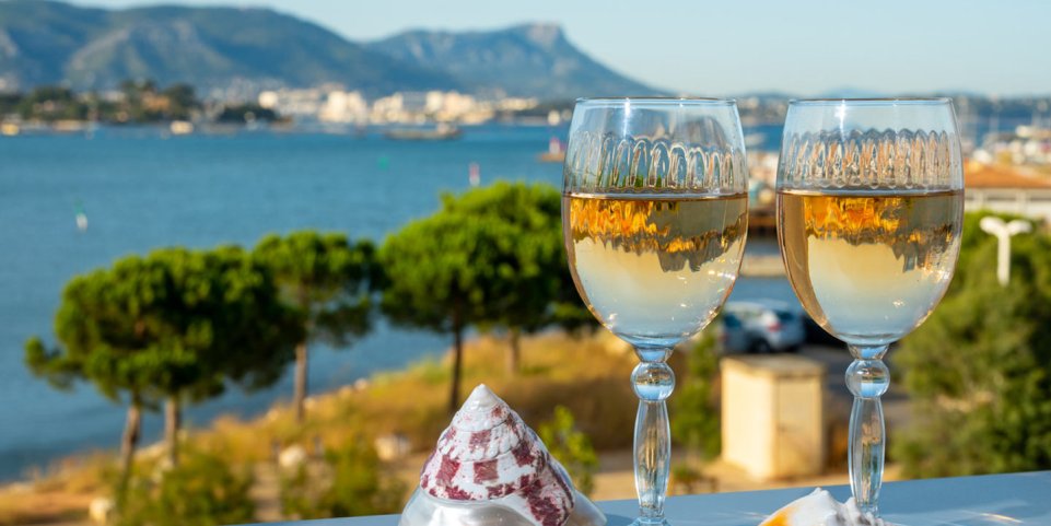 Toulon - verres de vin blanc