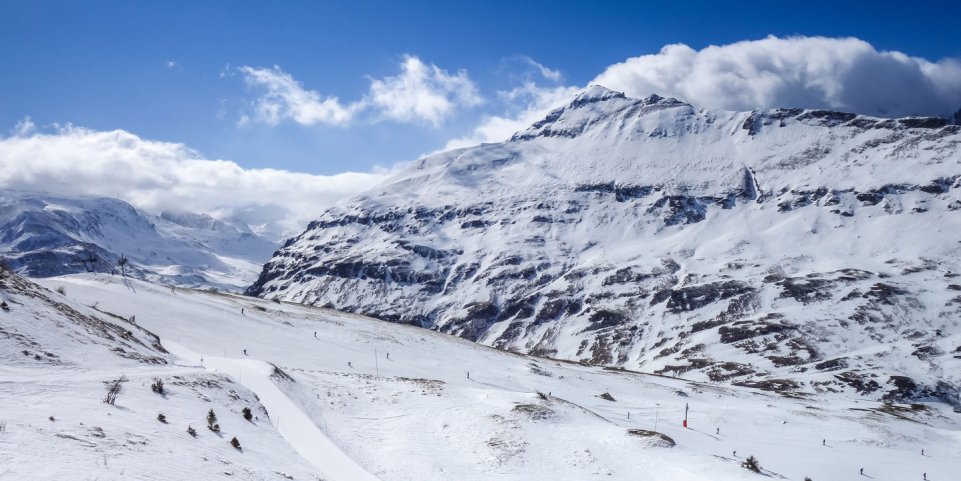 Les montagnes enneigées de la station de Val Cenis