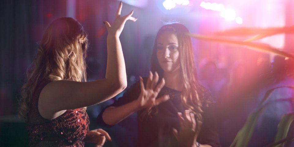 deux filles qui dansent