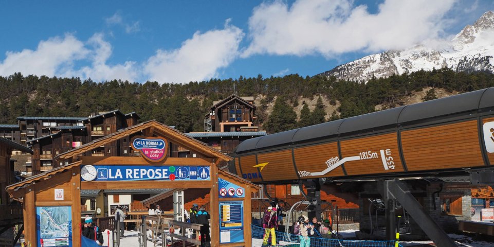 Au pied d'une piste de la Station de ski de La Norma dans les Alpes
