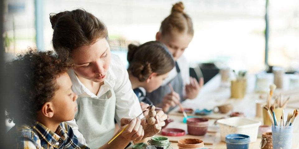Atelier d'art plastique avec des enfants