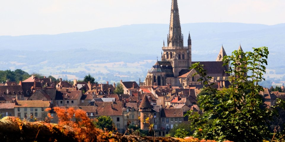 cathédrale d'autun en automne