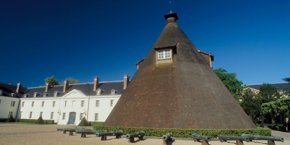 Le château de la Verrerie et sa tour conique