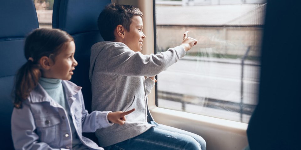 Enfants s'amusant à bord du train