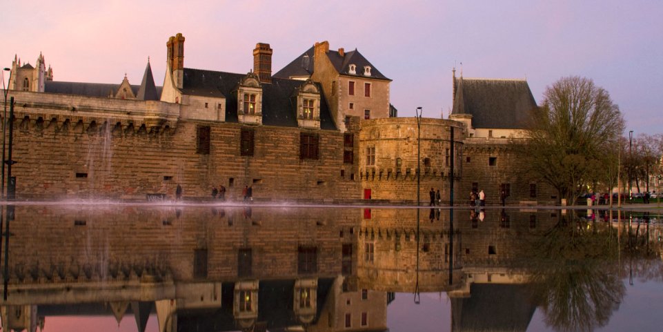 Le miroir d'eau sur l'esplanade Château-Mercoeur face au château des Ducs de Bretagne