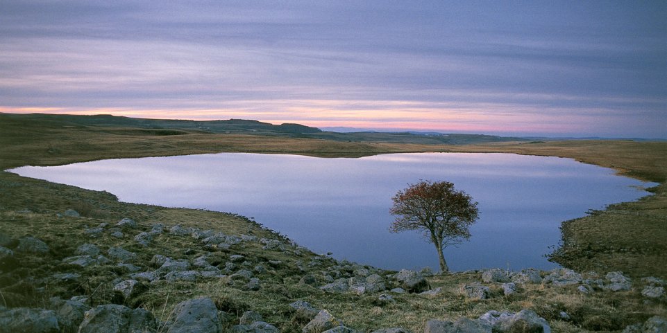 Lever de soleil sur le lac de Saint-Andéol au Monts d'Aubrac