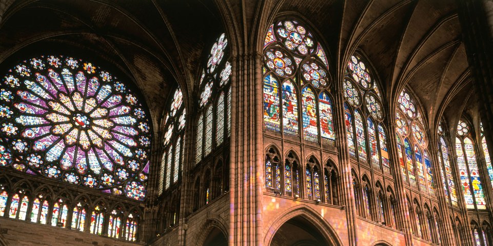 Vitraux dans la basilique cathédrale de Saint-Denis