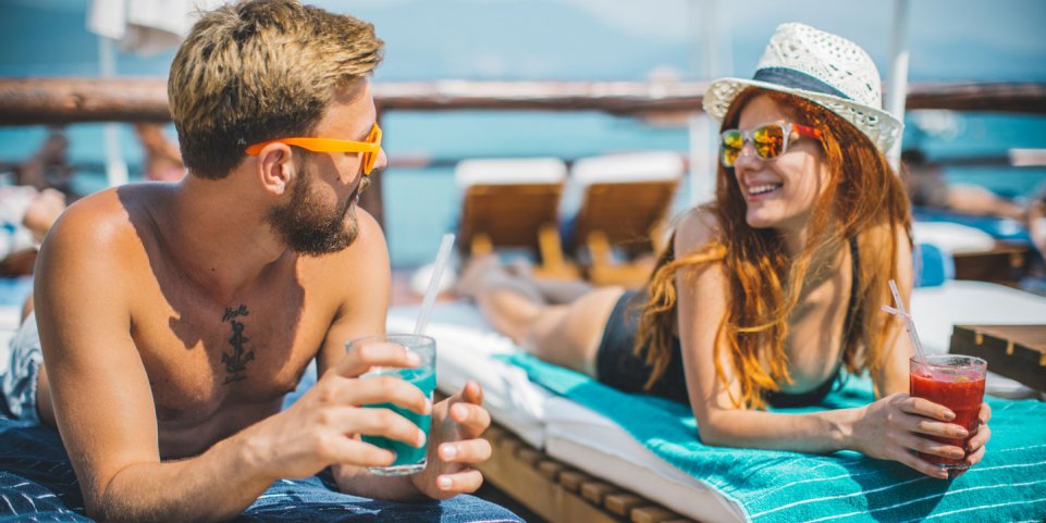 Couple sur des transats en bord de mer