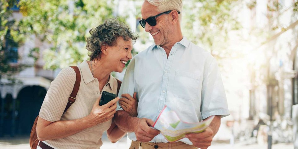 Couple senior en ville