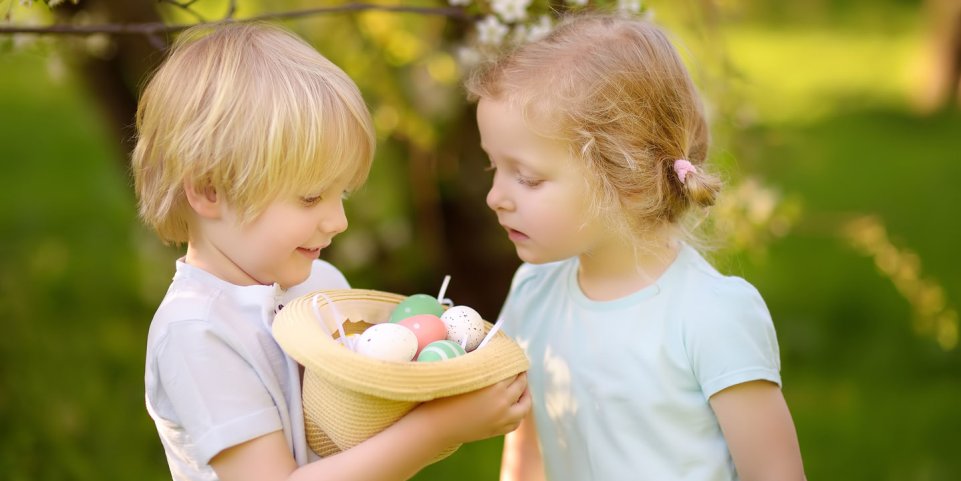 Des enfants à Pâques