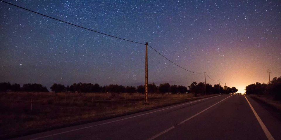 Le ciel étoilé sur une route de la réserve Alqueva Dark Sky