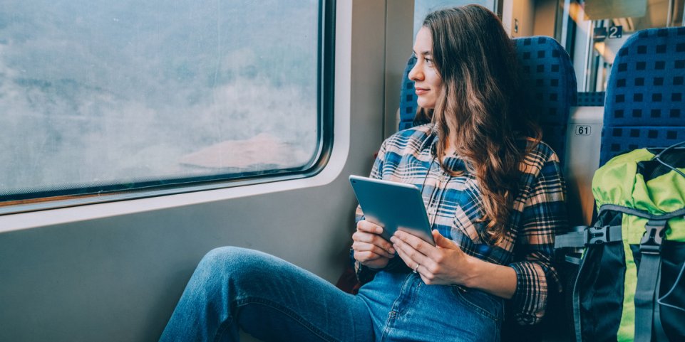 Jeune femme dans le train