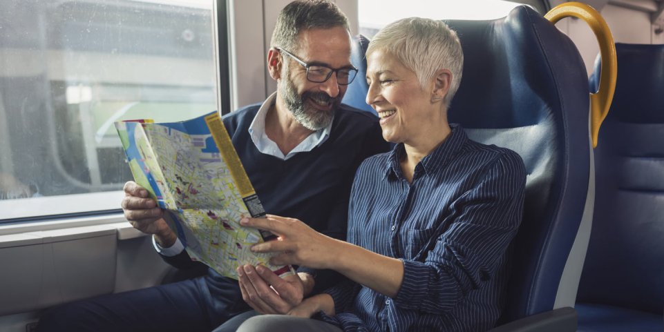 Couple senior dans le train