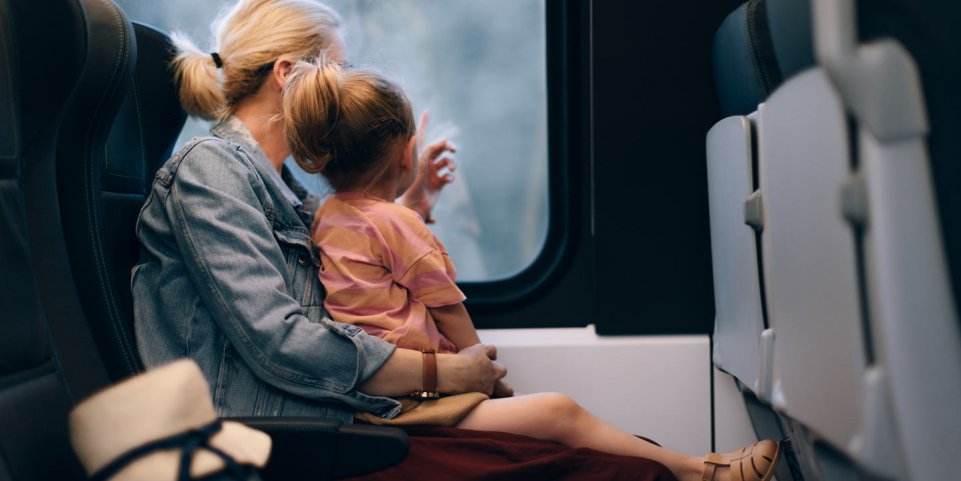 Une mère et son enfant dans le train