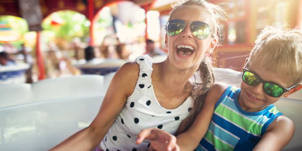 Enfants dans un parc d'attraction